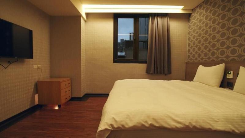Crystal City Hotel image