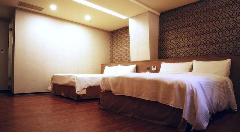 Crystal City Hotel image