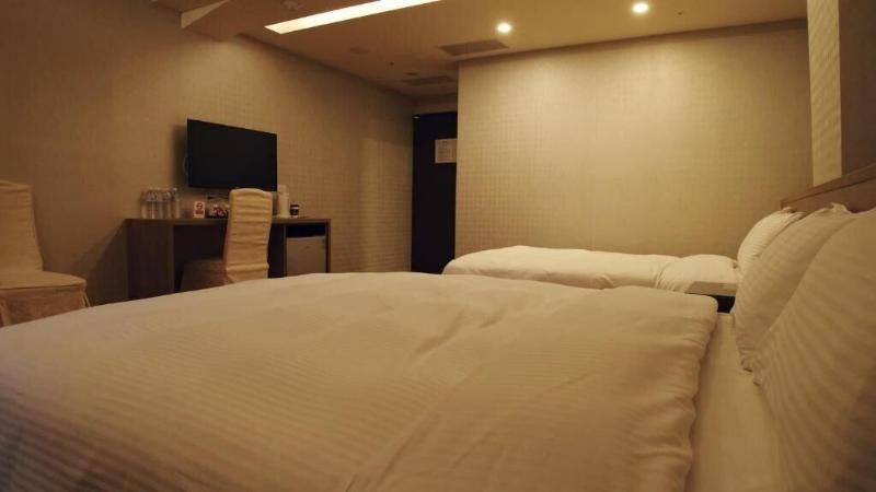 Crystal City Hotel image