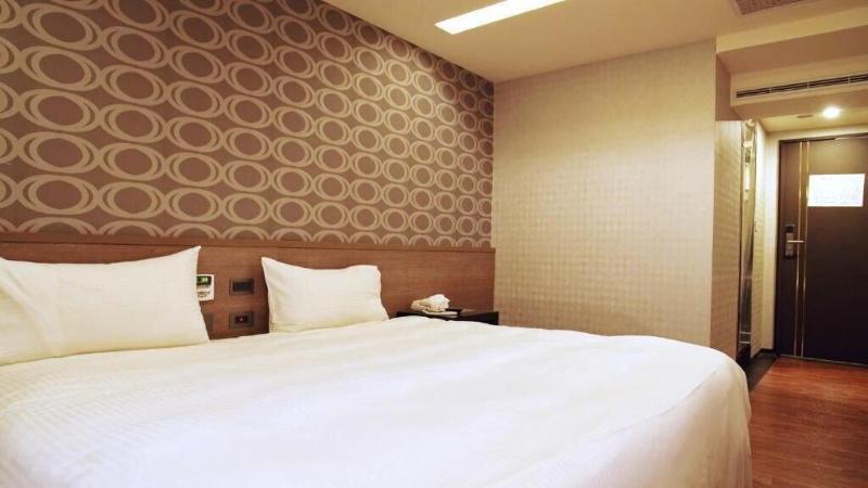 Crystal City Hotel image