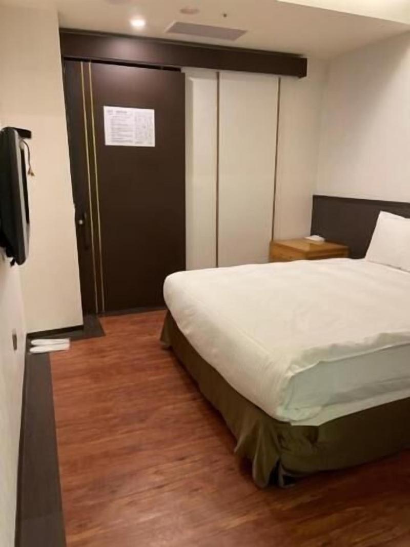 Crystal City Hotel image