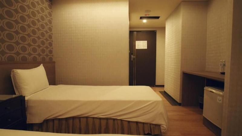 Crystal City Hotel image