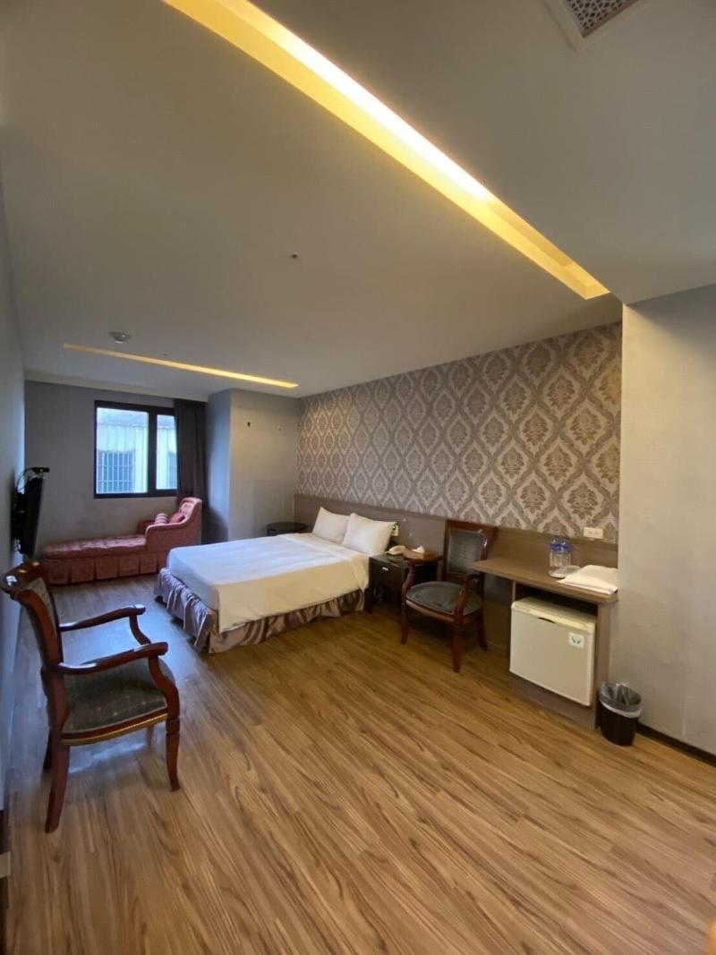 Crystal City Hotel image