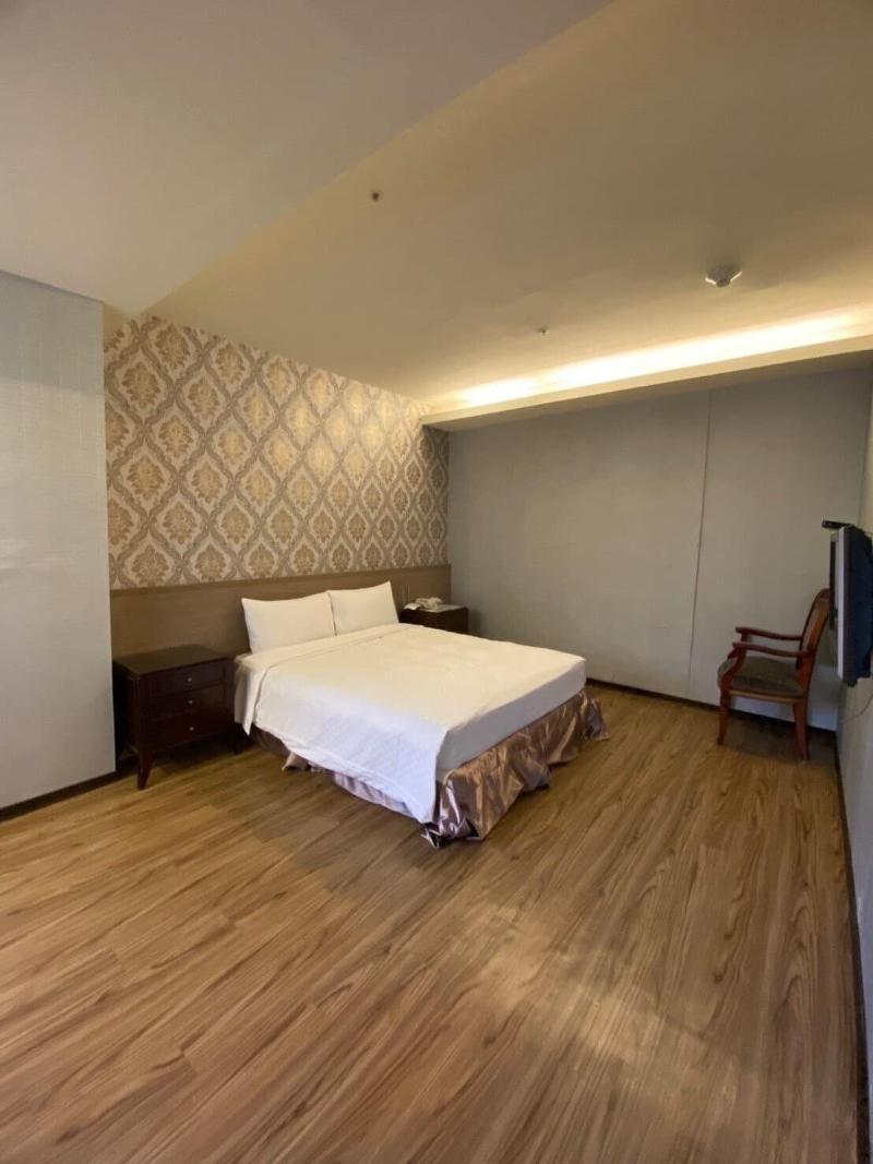 Crystal City Hotel image