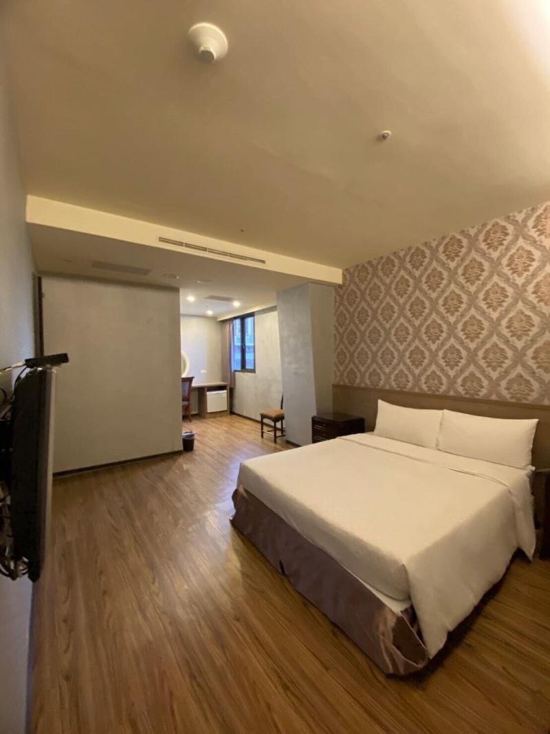 Crystal City Hotel image