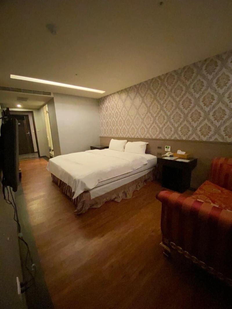 Crystal City Hotel image