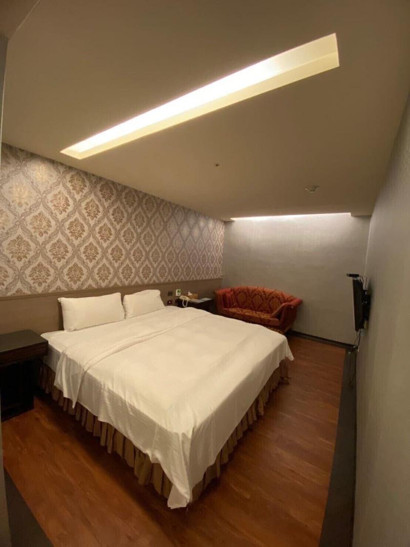 Crystal City Hotel image