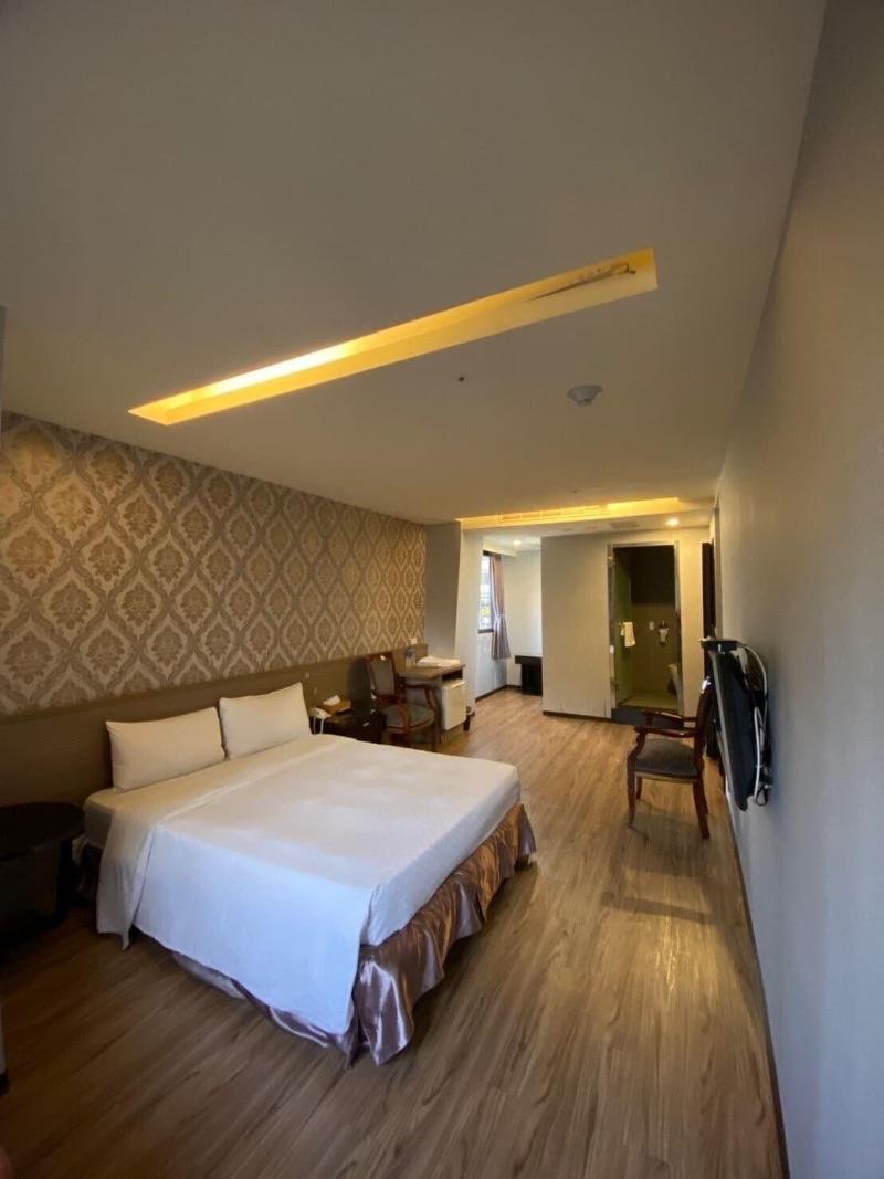 Crystal City Hotel image