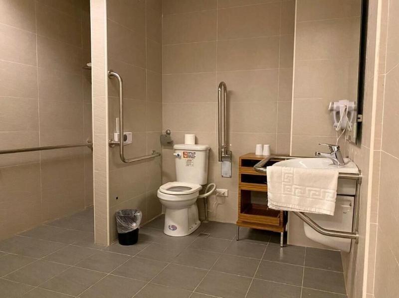 Crystal City Hotel image