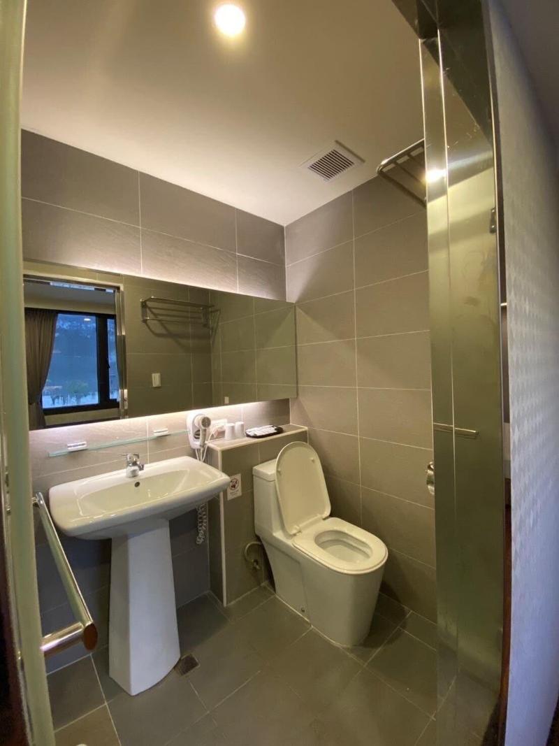 Crystal City Hotel image