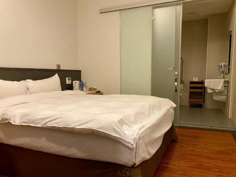 Crystal City Hotel image