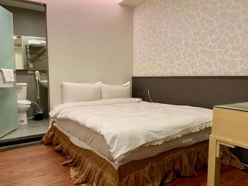 Crystal City Hotel image