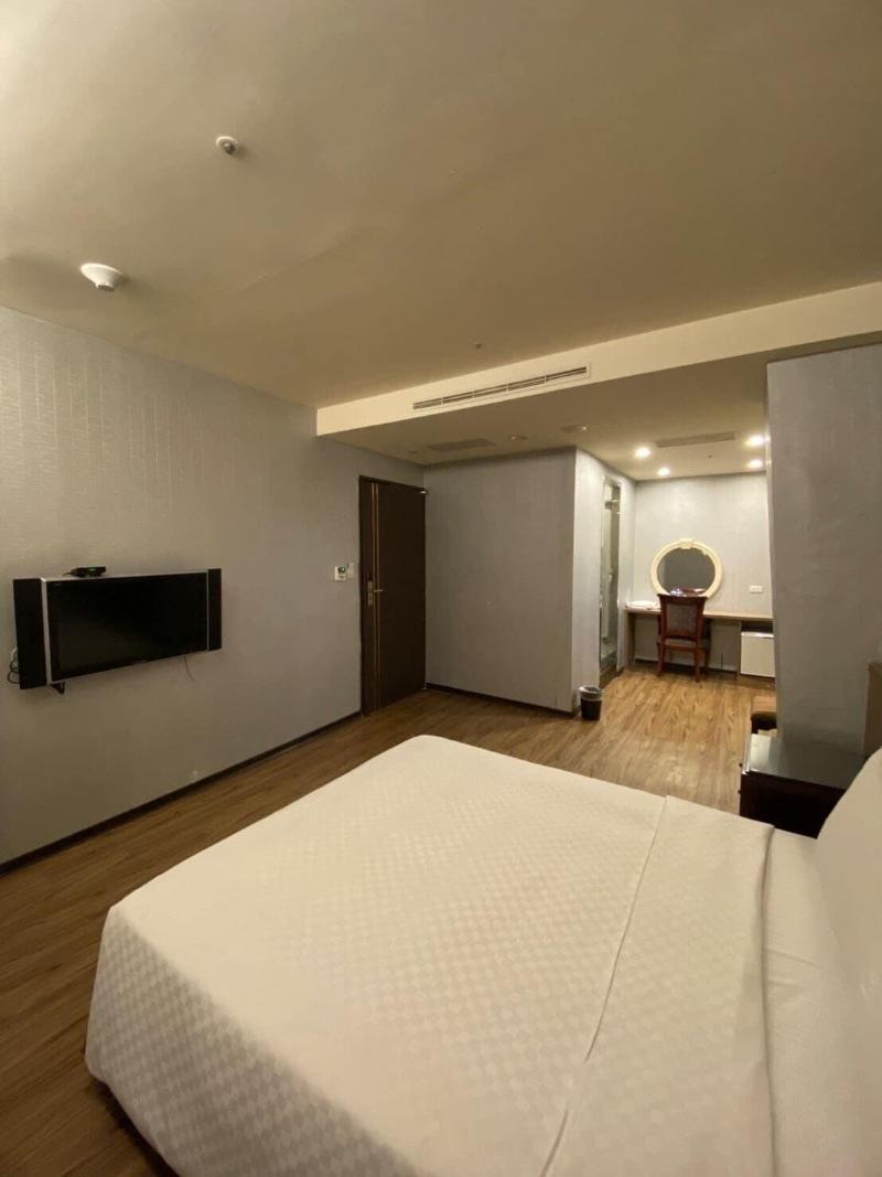 Crystal City Hotel image