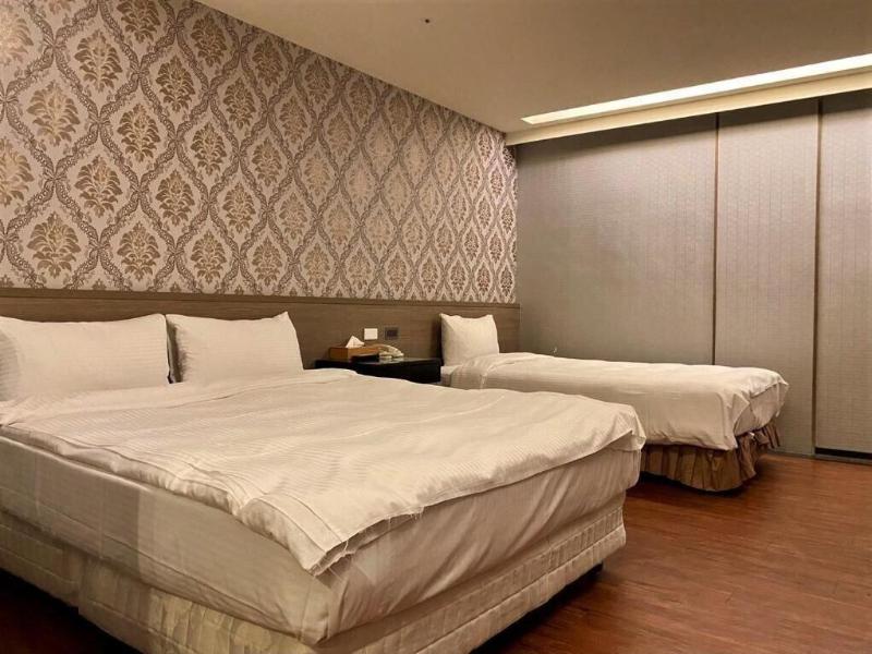 Crystal City Hotel image