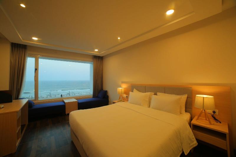 Bay View Hotel image