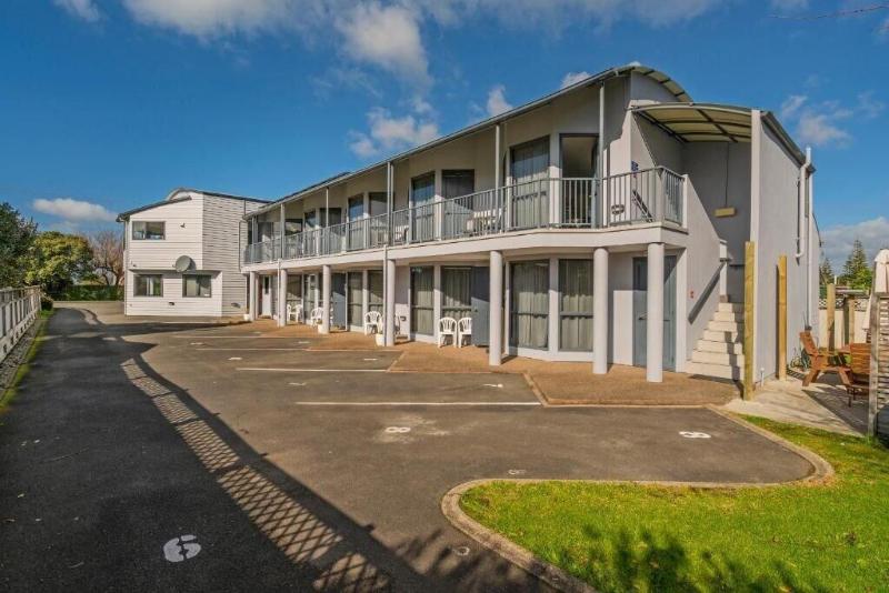Bayside Holiday Units image