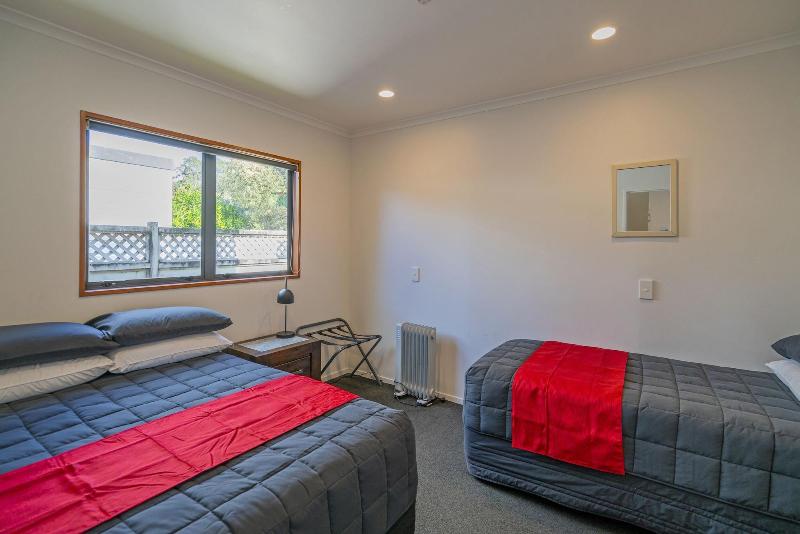 Bayside Holiday Units image