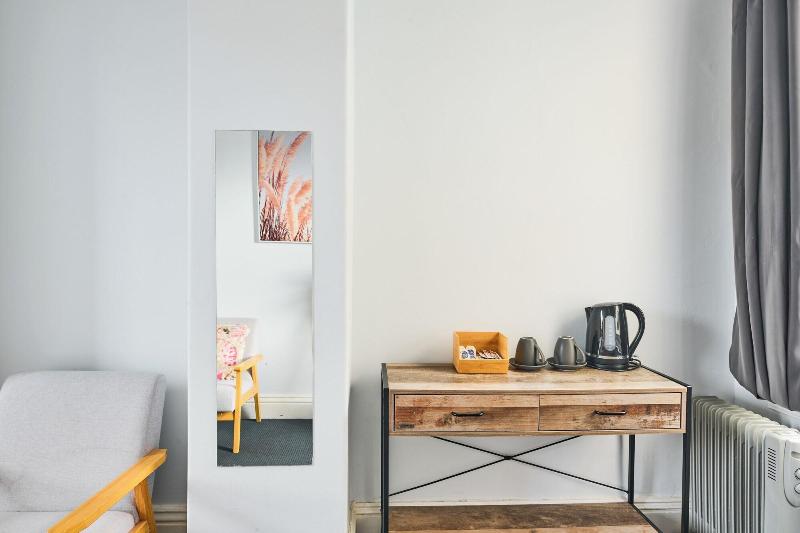College Lawn Hotel Hostel image
