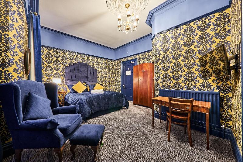 DOUBLE CITY VIEW QUEEN BED