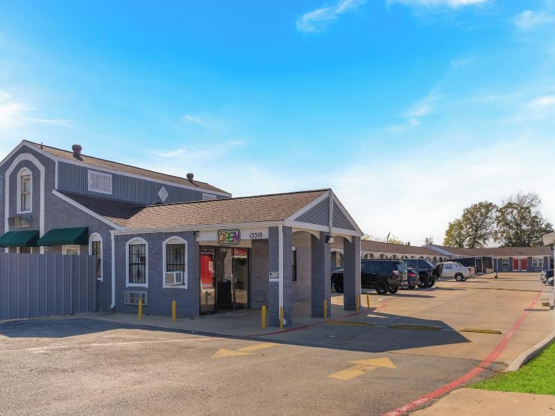 Golden Inn Dallas by Hotel O image