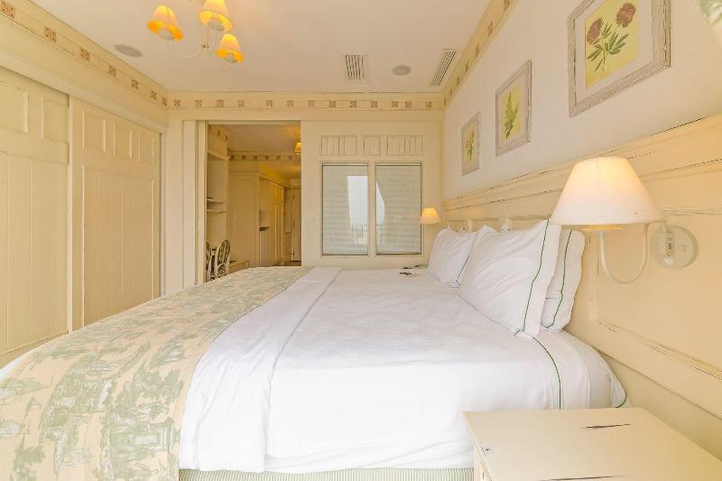 APARTMENT QUEEN SIZE BED