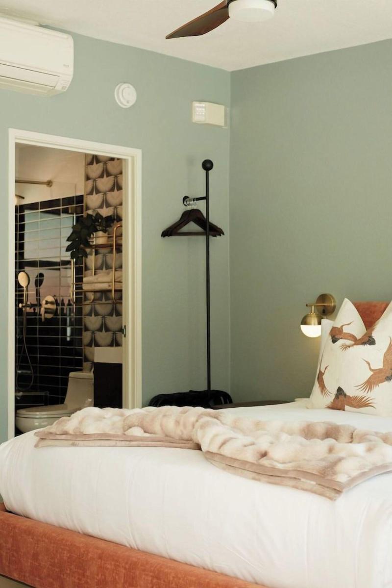 Tiki Hotel image
