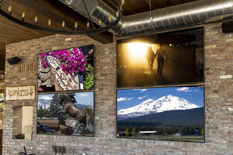 Ski Inn Taphouse Hotel