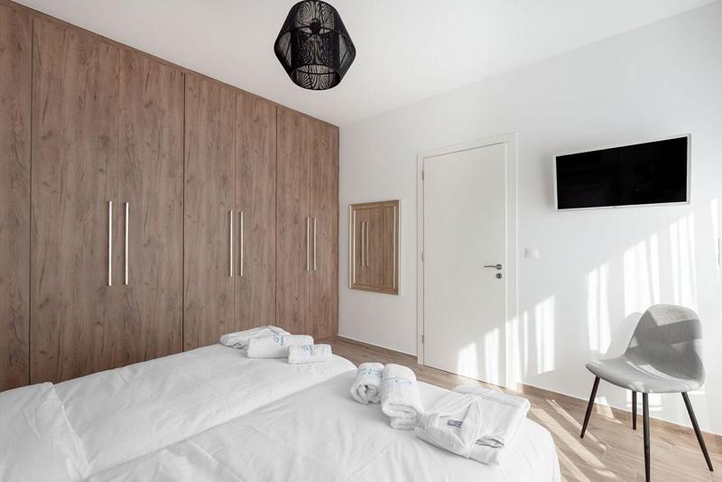 Costa Vasia Suites Apartments image
