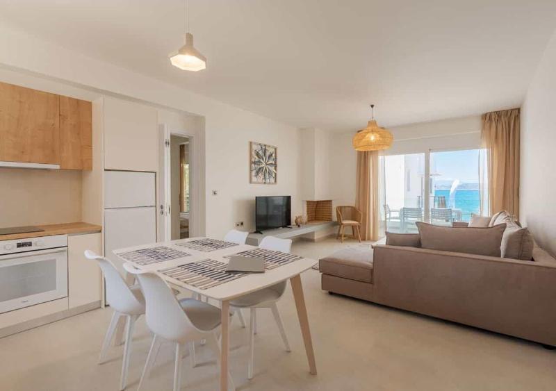 Costa Vasia Suites Apartments image