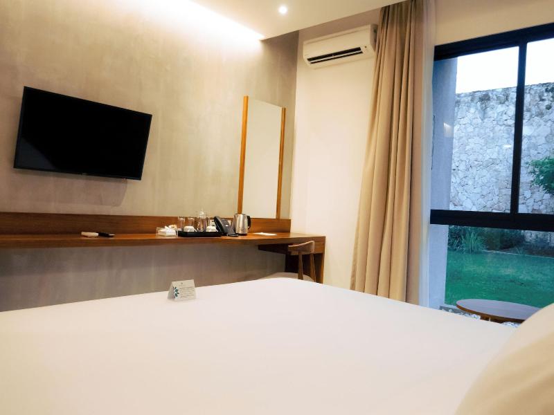 Kambaniru Beach Hotel Resort image