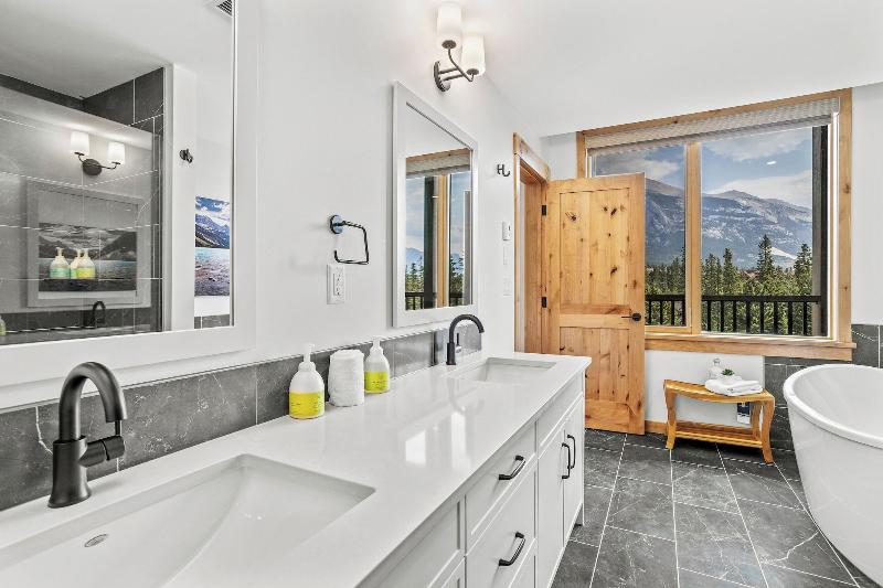 Tamarack Lodge By Spring Creek Vacations image