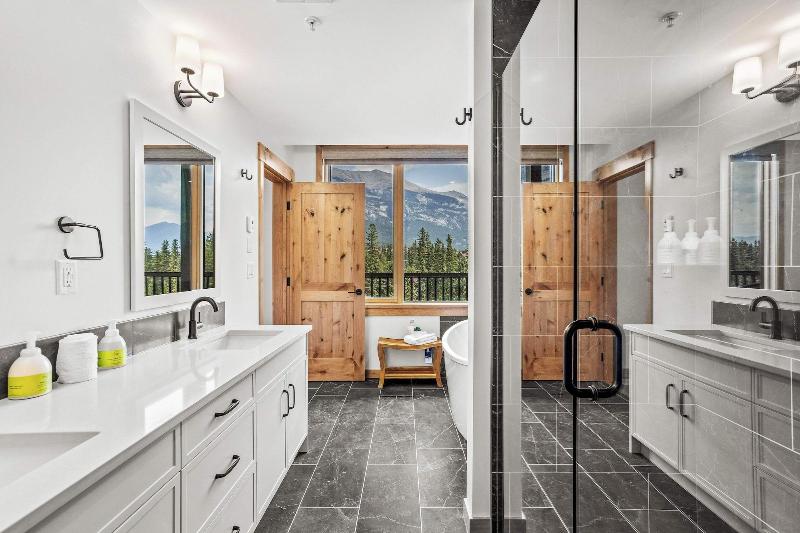 Tamarack Lodge By Spring Creek Vacations image