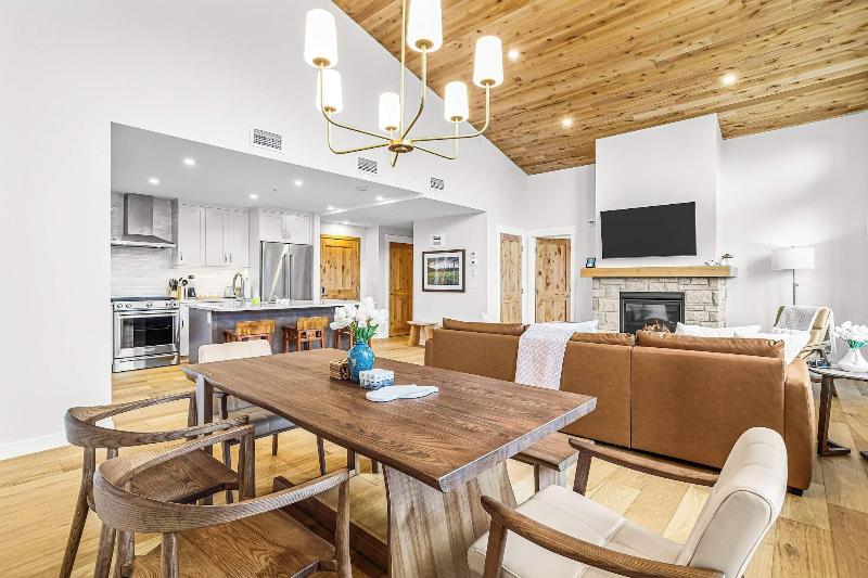 Tamarack Lodge By Spring Creek Vacations image