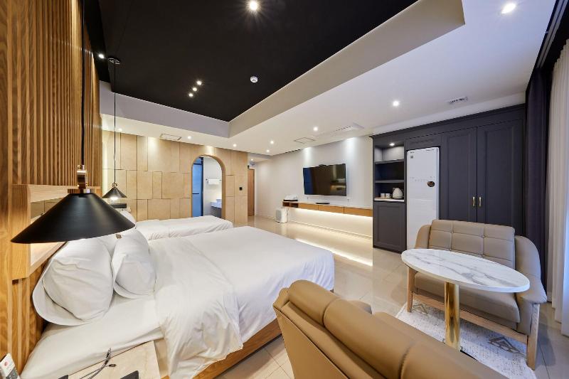 Hotel Hive Inn image
