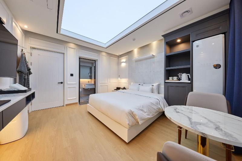 Hotel Hive Inn image