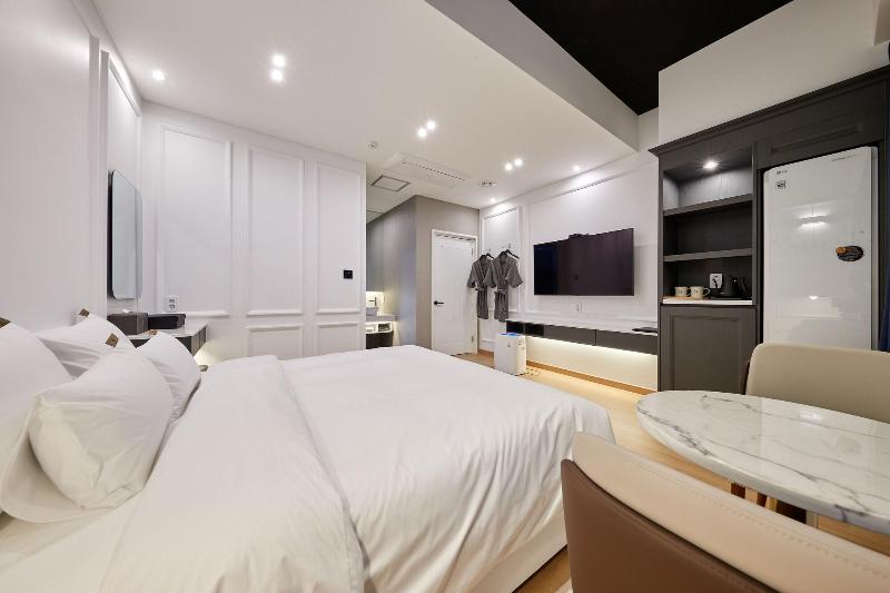 Hotel Hive Inn image
