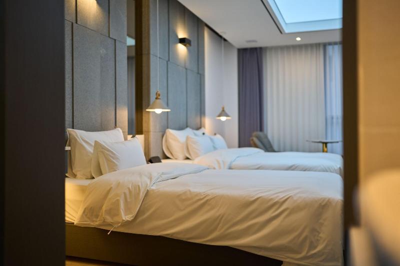 Hotel Hive Inn image
