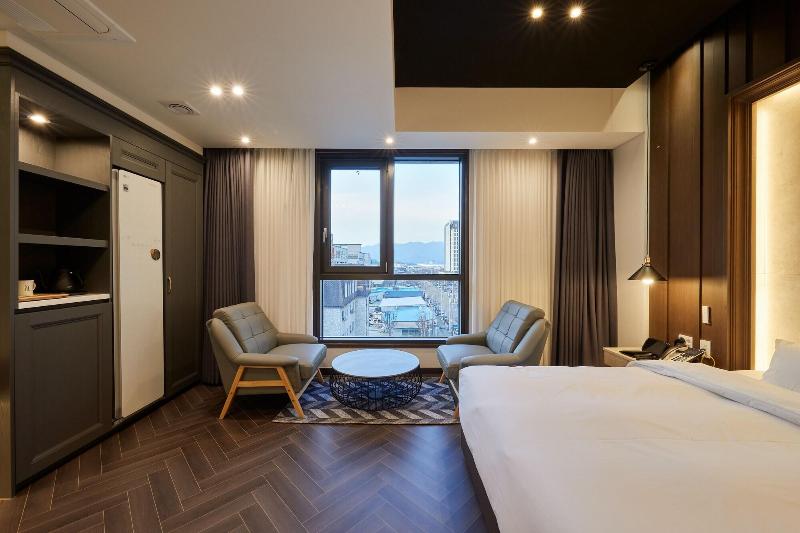 Hotel Hive Inn image