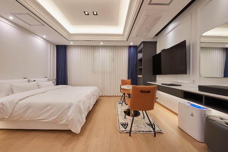 Hotel Hive Inn image