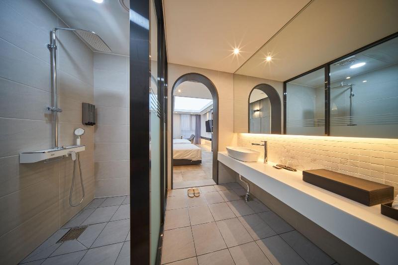 Hotel Hive Inn image