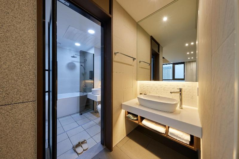 Hotel Hive Inn image