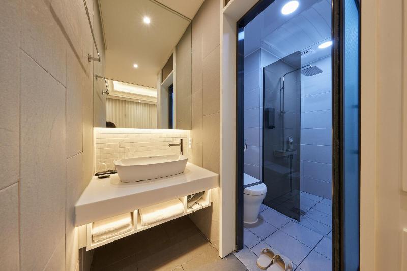 Hotel Hive Inn image