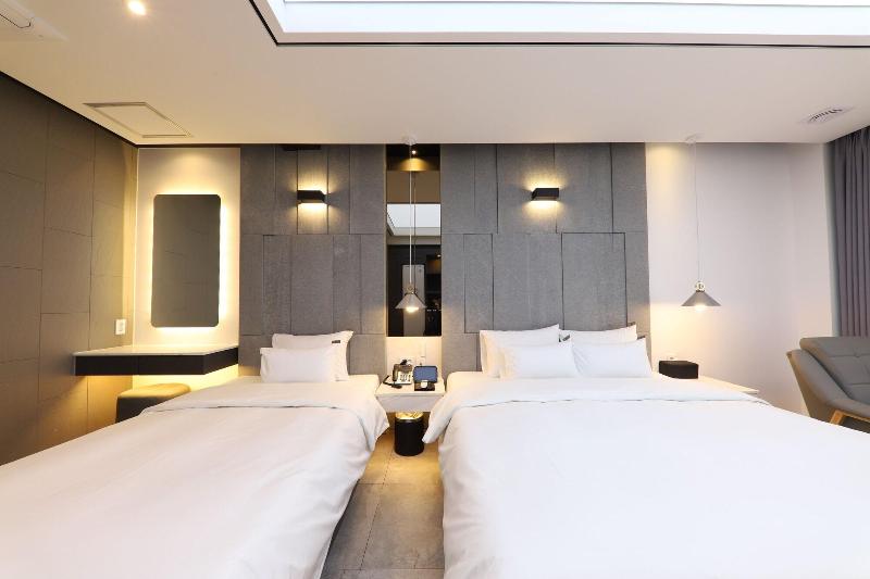 Hotel Hive Inn image