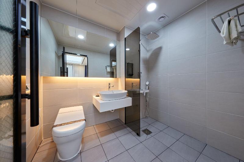 Hotel Hive Inn image