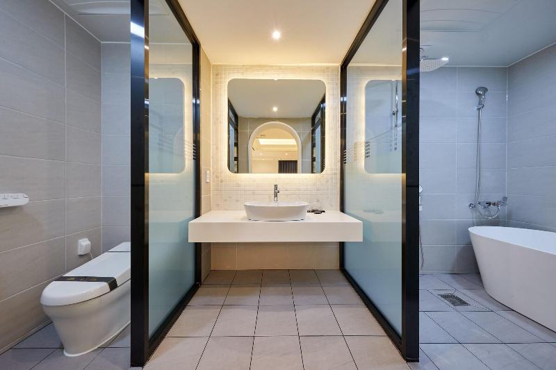Hotel Hive Inn image
