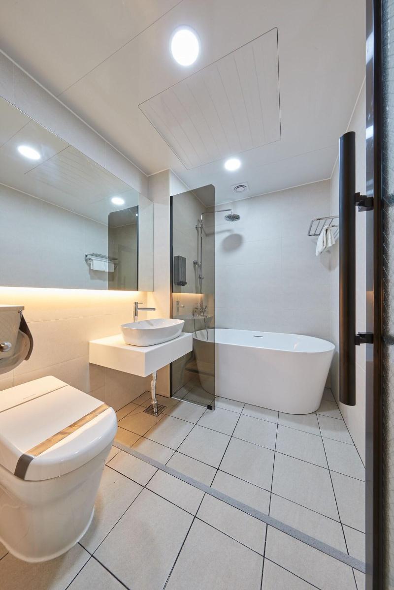 Hotel Hive Inn image