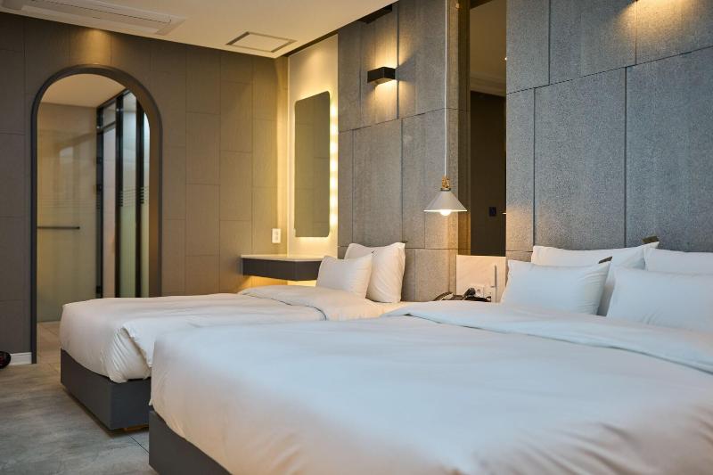 Hotel Hive Inn image