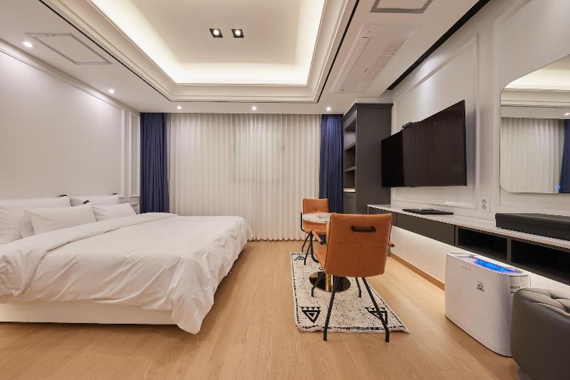 Hotel Hive Inn image