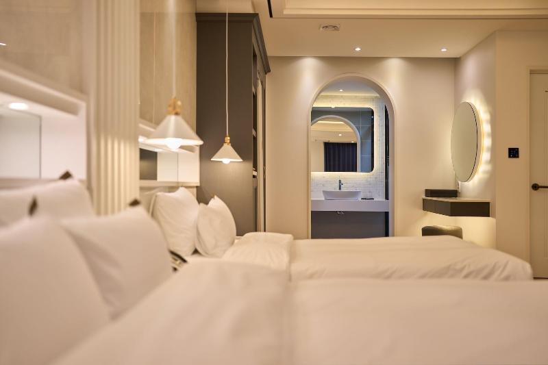 Hotel Hive Inn image