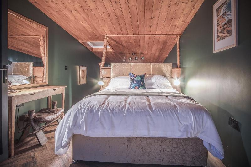 Tawny Lodge 1 Bedroom Blossom Farm image